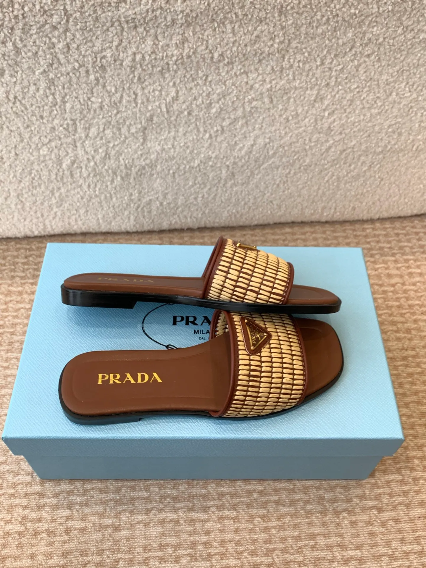 👟👟Ex-factory price 420👟👟 Prada 25ss new spring and summer Prada woven slippers Modern lines and original architectural volumes define these complex charms. The iconic geometric shape of the Prada triangle inspires the heel design, highlighting the taper and soft curves with a unique modern touch.  Upper: original woven upper, lining cowhide, outsole: Italian genuine leather outsole Size: #35-42 (40, 41, 42 customized, non-refundable)